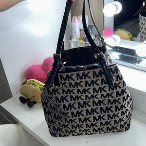 Michael kors purse lightly used, great condition